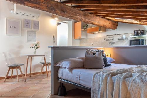 Colours Studio 10 m away Piazza del Campo Room Type - One-Bedroom Apartment