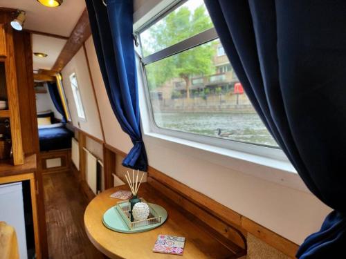 Cosy Canal Boat in Little Venice for Family & Friends, Londra (foto 5)