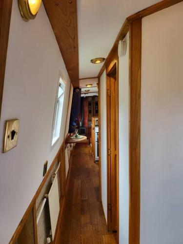 Cosy Canal Boat in Little Venice for Family & Friends, Londra (foto 10)