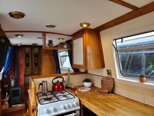 Cosy Canal Boat in Little Venice for Family & Friends, Londra (foto 8)