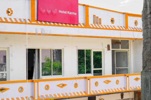 阳台/露台, 卡玛家庭旅馆 (Karma Home Stay) in 卡修拉荷