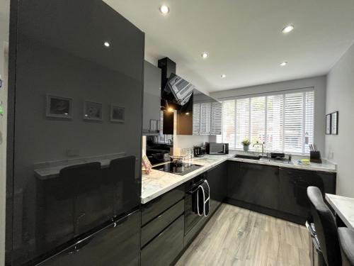 Modern 3-bed stay-away-home sleeps 6 nr Manchester