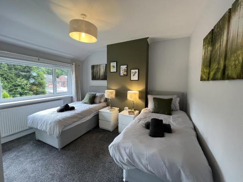 Modern 3-bed stay-away-home sleeps 6 nr Manchester