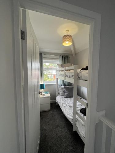 Modern 3-bed stay-away-home sleeps 6 nr Manchester