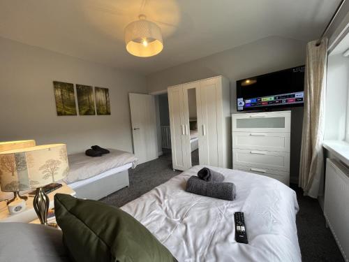 Modern 3-bed stay-away-home sleeps 6 nr Manchester