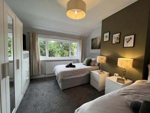 Modern 3-bed stay-away-home sleeps 6 nr Manchester