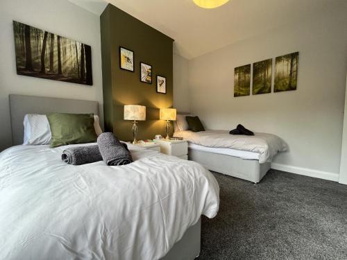 Modern 3-bed stay-away-home sleeps 6 nr Manchester