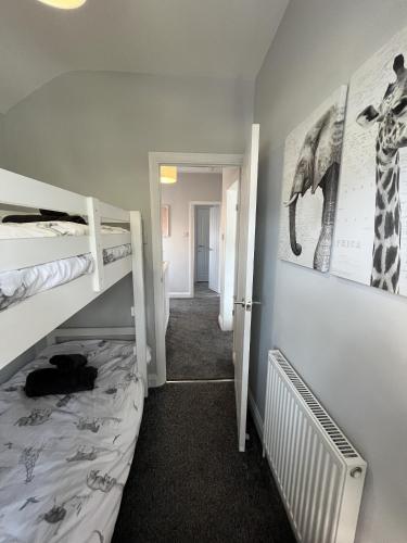 Modern 3-bed stay-away-home sleeps 6 nr Manchester