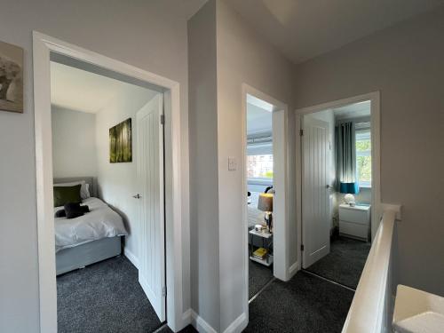 Modern 3-bed stay-away-home sleeps 6 nr Manchester