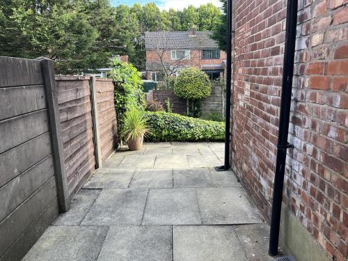 Modern 3-bed stay-away-home sleeps 6 nr Manchester