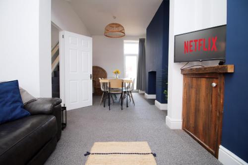 Central Cardiff - 3 Bedroom Home - Free Parking - Walk to Shopping Town Centre And Cardiff Castle