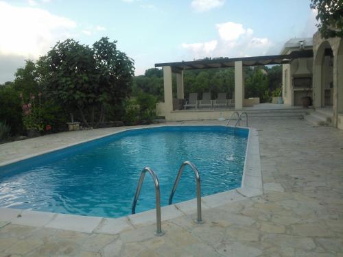 Iekārtas, Villa Koumneni in Pano Akourdaleia