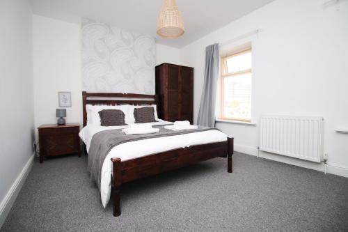 Central Cardiff - 3 Bedroom Home - Free Parking - Walk to Shopping Town Centre And Cardiff Castle