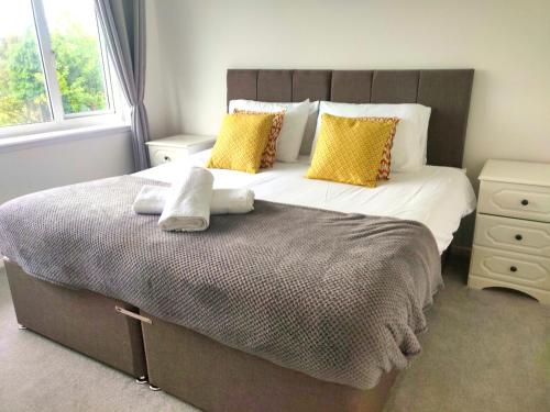 B&B Swansea - 3-bedroom home with Breakfast, PS4 & Private parking - Bed and Breakfast Swansea