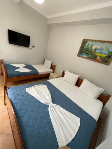1 double bed, 1 twin bed