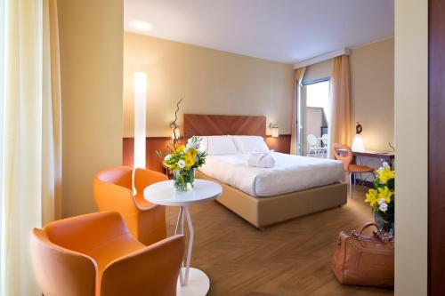 1 double bed, 1 twin bed