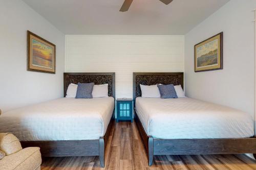 IR7 1st Floor Condo, 2 Bed Studio, Shared Pool, Boardwalk to Beach in Port Aransas, USA