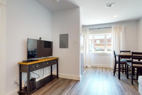 IR7 1st Floor Condo, 2 Bed Studio, Shared Pool, Boardwalk to Beach in Port Aransas, USA