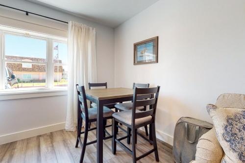 IR7 1st Floor Condo, 2 Bed Studio, Shared Pool, Boardwalk to Beach in Port Aransas, USA