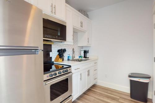 IR7 1st Floor Condo, 2 Bed Studio, Shared Pool, Boardwalk to Beach in Port Aransas, USA