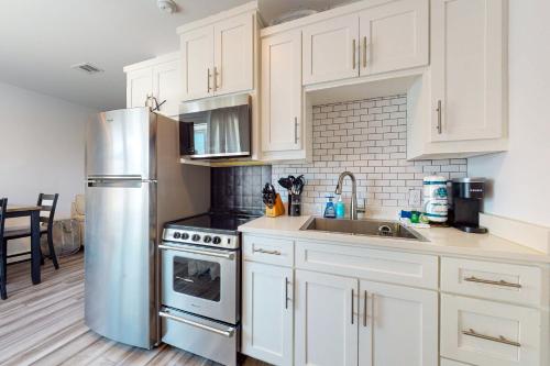 IR7 1st Floor Condo, 2 Bed Studio, Shared Pool, Boardwalk to Beach in Port Aransas, USA