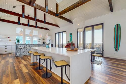 SBSL706 Luxury, Ocean front beach house, Hot Tub, Boardwalk to Beach in Port Aransas, USA