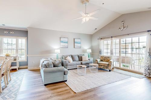 Luster Leaf Villa image