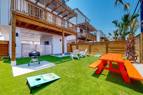 DDA New Beach House with Boardwalk and Golf Cart in Port Aransas, USA