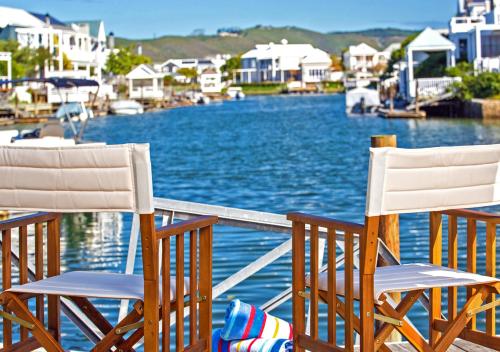 สภาพแวดล้อมโดยรอบ, Perfect Canal Escape on Thesen Islands in เกาะเทเซน