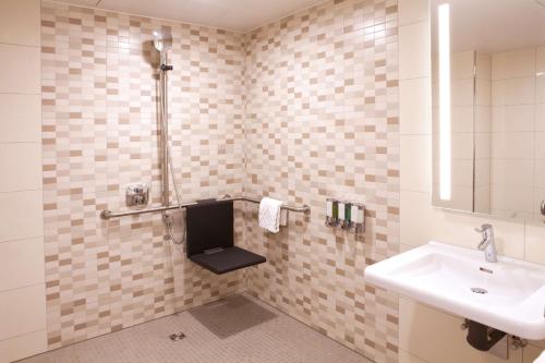 Queen Room - Mobility Access image 5