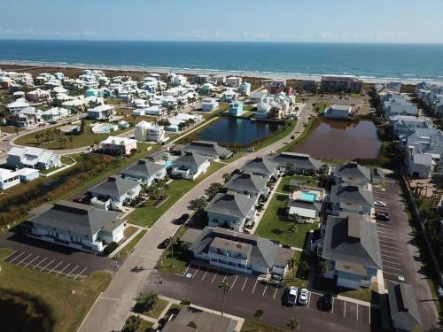 EC230 Beachside Condo Community with Shared Pools and Boardwalk in Port Aransas, USA