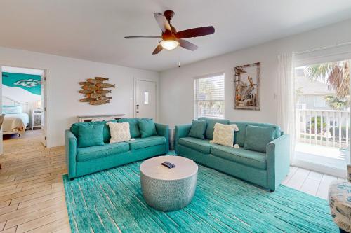 EC230 Beachside Condo Community with Shared Pools and Boardwalk in Port Aransas, USA
