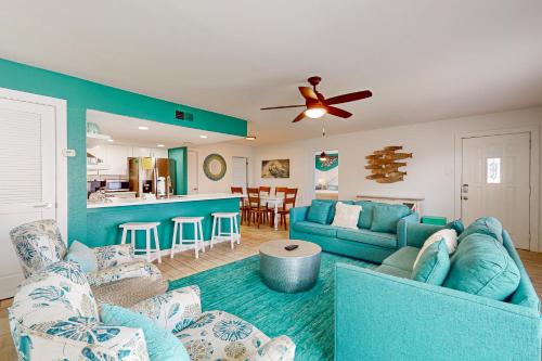 EC230 Beachside Condo Community with Shared Pools and Boardwalk in Port Aransas, USA