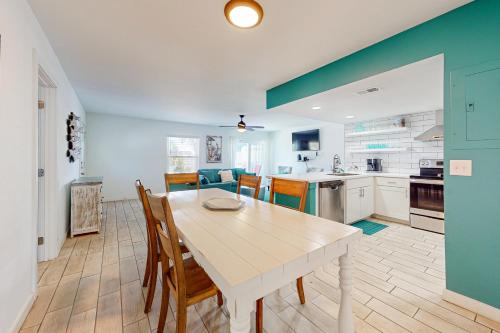 EC230 Beachside Condo Community with Shared Pools and Boardwalk in Port Aransas, USA