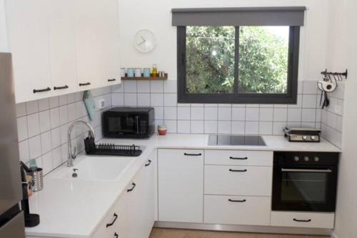 Kitchen, Bright and Cozy Bauhaus Gem in Raanana