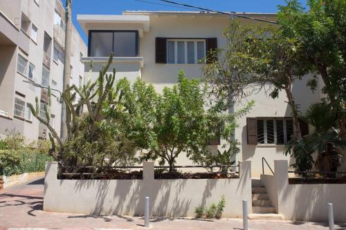 Exterior view, Bright and Cozy Bauhaus Gem in Raanana