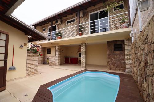 casa com piscina pertinho da praia