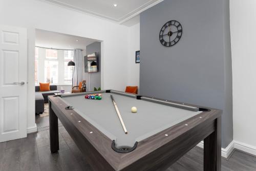 Flatzy - 12 Person Townhouse with Pool Table and Ping Pong gîte à louer Wavertree Technology Park Railway Station
