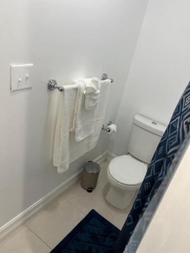 Heated pool 5 min from airport play room pin pong table hockey table video games 4 BR and 3BA in Tampa, USA