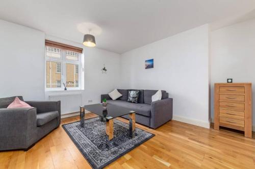 Lovely 2 BR with patio Waterloo LM1