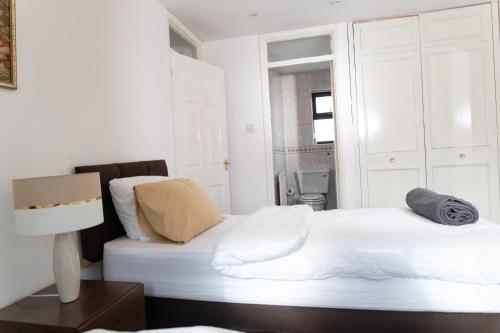 4 bedroom home - free parking by Ideel Apartments in Milton Keynes