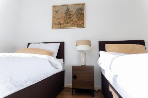 4 bedroom home - free parking by Ideel Apartments in Milton Keynes