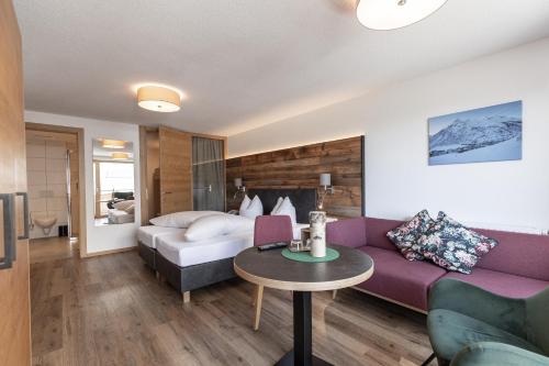 1 king bed, 1 bunk bed