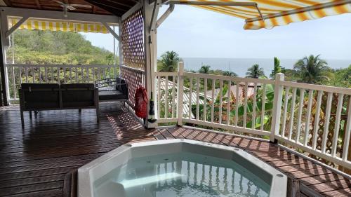 Banheira de hidromassagem, Le Frégate ,belle vue mer , 150M de la plage, SPA privé (Le Fregate ,belle vue mer , 150M de la plage, SPA prive) in Bouillante