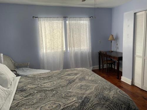 The Painted Lady, a spacious renovated 4BR Victorian in St. Augustine, USA