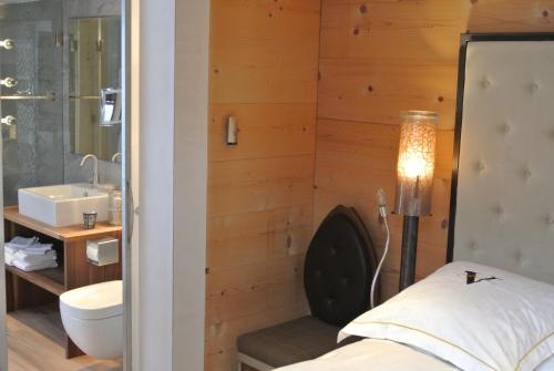 Backstage Hotel Chalet Rooms - image 14