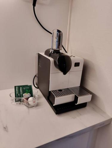 Top-floor studio, near park & sea, great transit in Töölö