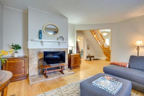 Cozy Westcott Home about half Mi to Syracuse Campus! in Syracuse, USA
