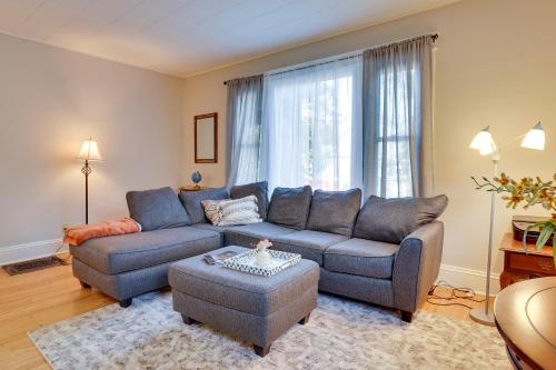 Cozy Westcott Home about half Mi to Syracuse Campus! in Syracuse, USA