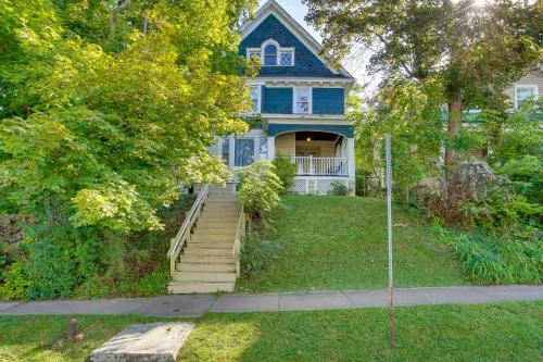 Cozy Westcott Home about half Mi to Syracuse Campus! in Syracuse, USA